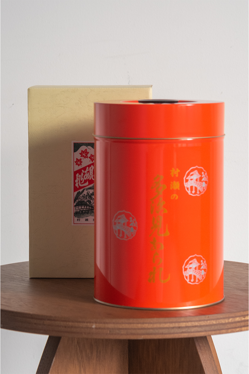 大きな赤い缶で寿ぐ新春